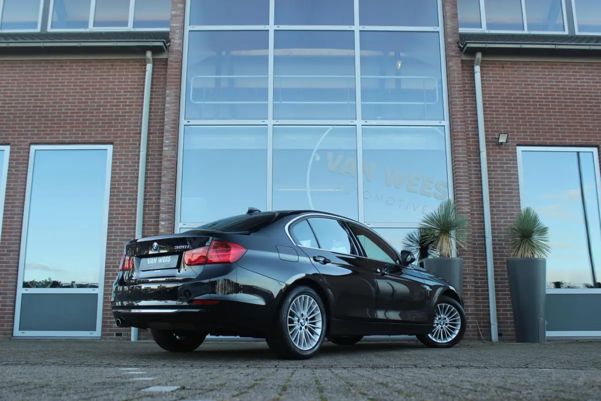 320i High Executive | 2e eigenaar | Origineel NL | Luxury Line | Navigatie Professional | HiFi audio | Cruise control | Xenon | Sportstuur | Stoelverwarming | Bluetooth | PDC