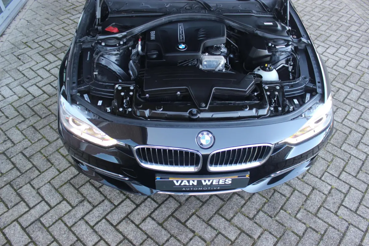 320i High Executive | 2e eigenaar | Origineel NL | Luxury Line | Navigatie Professional | HiFi audio | Cruise control | Xenon | Sportstuur | Stoelverwarming | Bluetooth | PDC