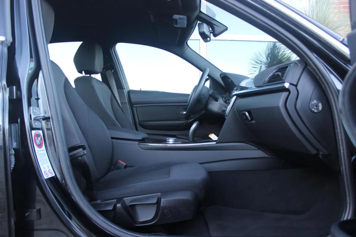 320i High Executive | 2e eigenaar | Origineel NL | Luxury Line | Navigatie Professional | HiFi audio | Cruise control | Xenon | Sportstuur | Stoelverwarming | Bluetooth | PDC