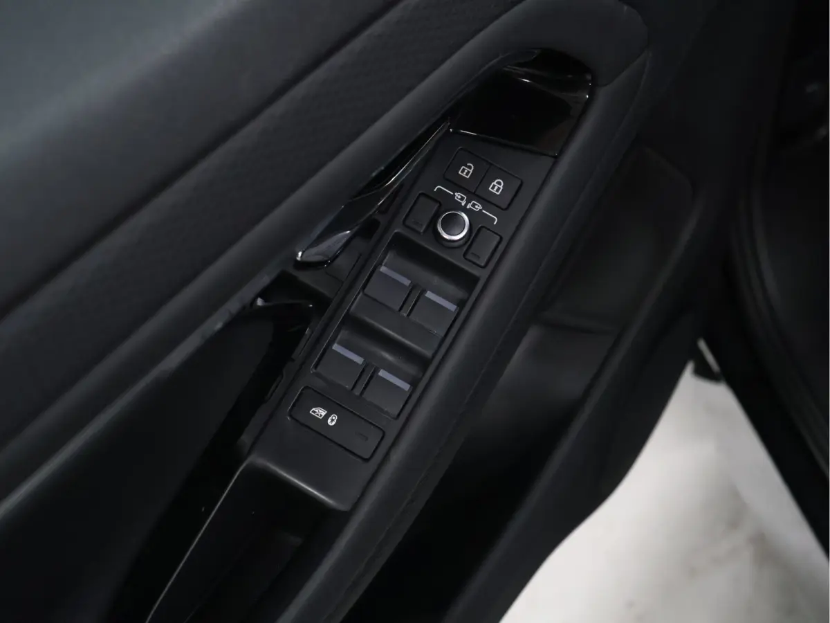 1.5 P300e AWD R-Dynamic SE [SCHUIFKANTELDAK, APPLE CARPLAY, ANDROID, CRUISE CONTROL, STOELVERWARMING, MERIDIAN SOUNDSYSTEM, CAMERA, ELEKTRISCHE ACHTERKLEP, NAVIGATIE, NIEUWSTAAT]