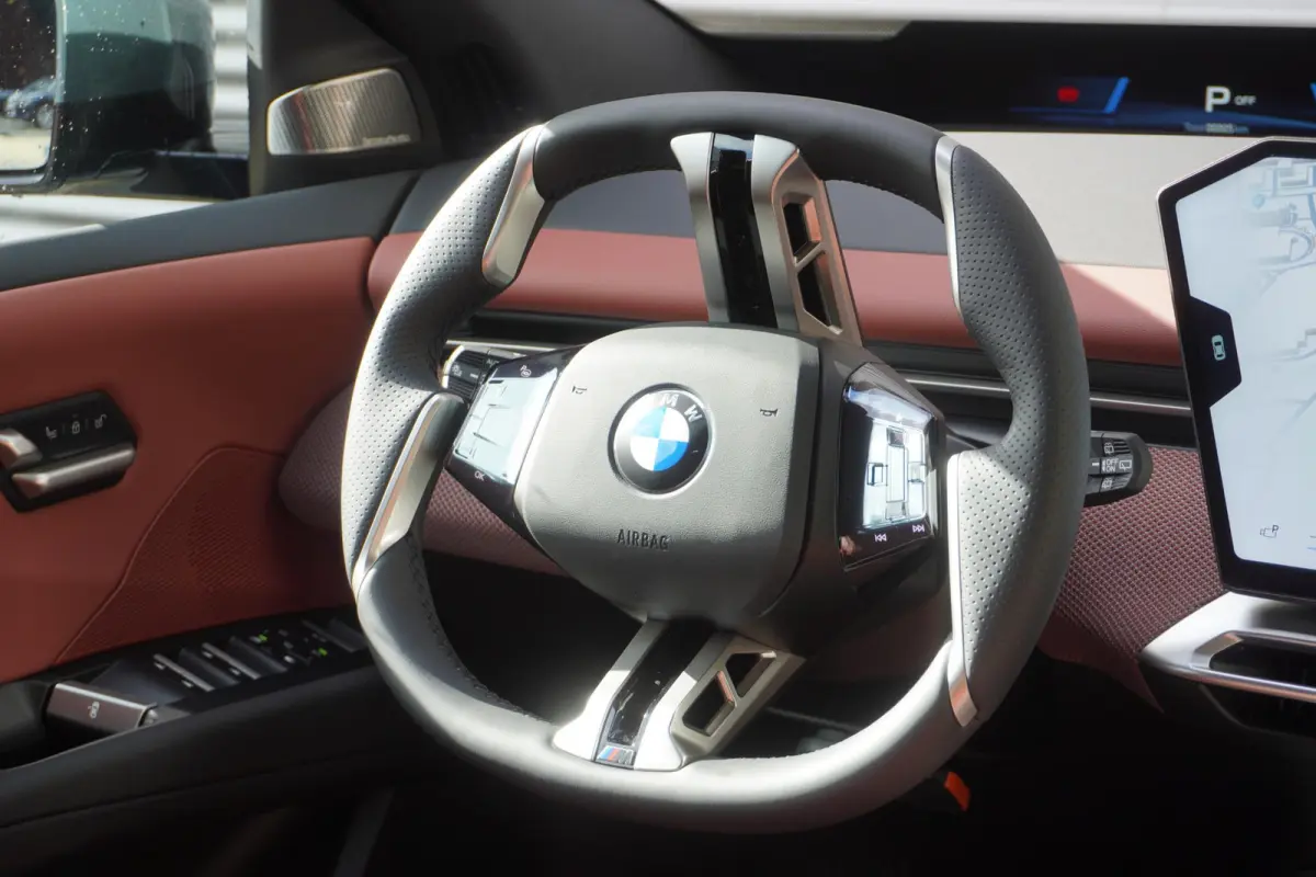 40 eDrive | M Sportpakket | Innovation Pack | Trekhaak met elektrisch wegklapbare kogel | Harman Kardon HiFi Sound system | Driving Assistant Plus | 20 inch LM Dubbelspaak (Styling 1048 M) B