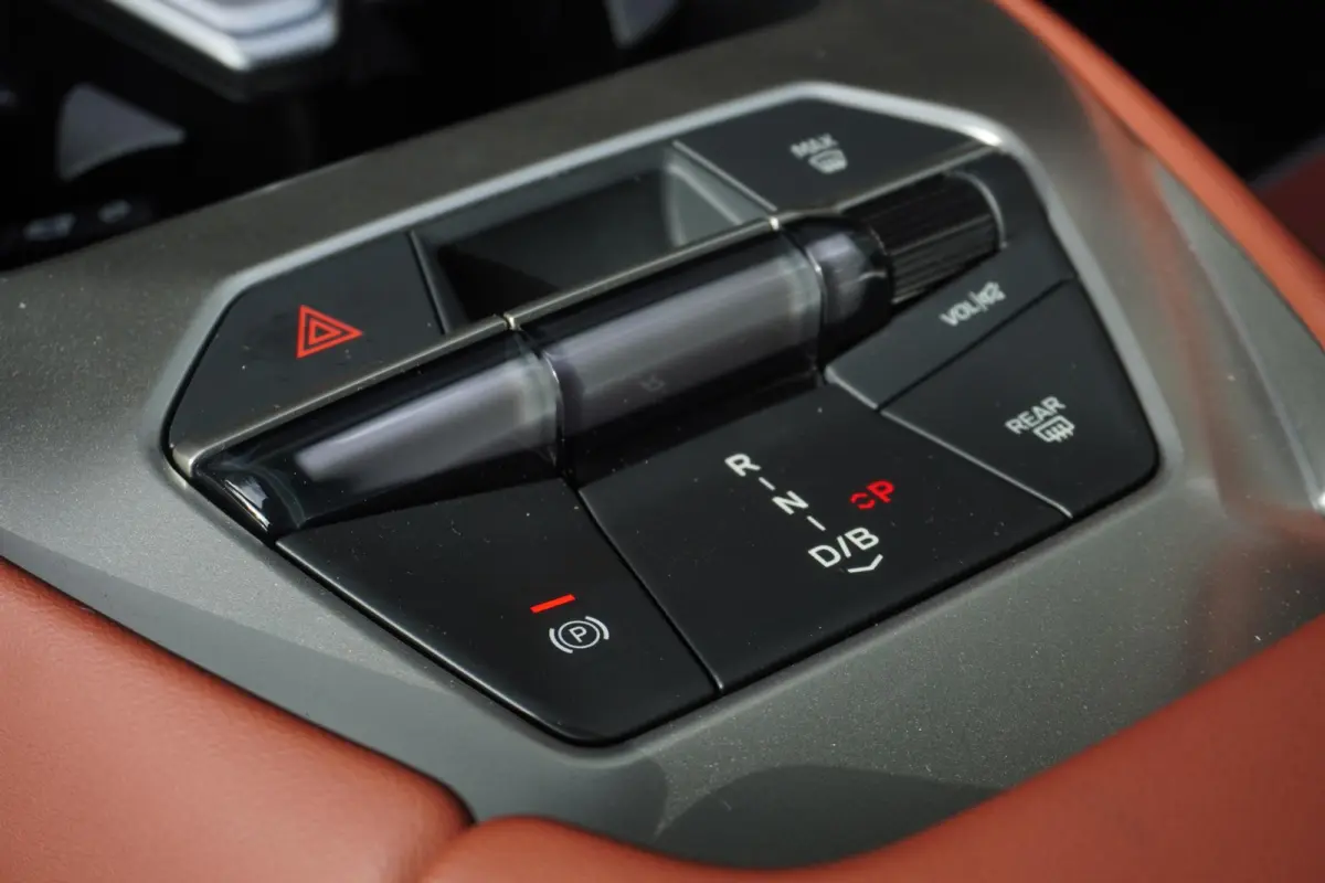 40 eDrive | M Sportpakket | Innovation Pack | Trekhaak met elektrisch wegklapbare kogel | Harman Kardon HiFi Sound system | Driving Assistant Plus | 20 inch LM Dubbelspaak (Styling 1048 M) B