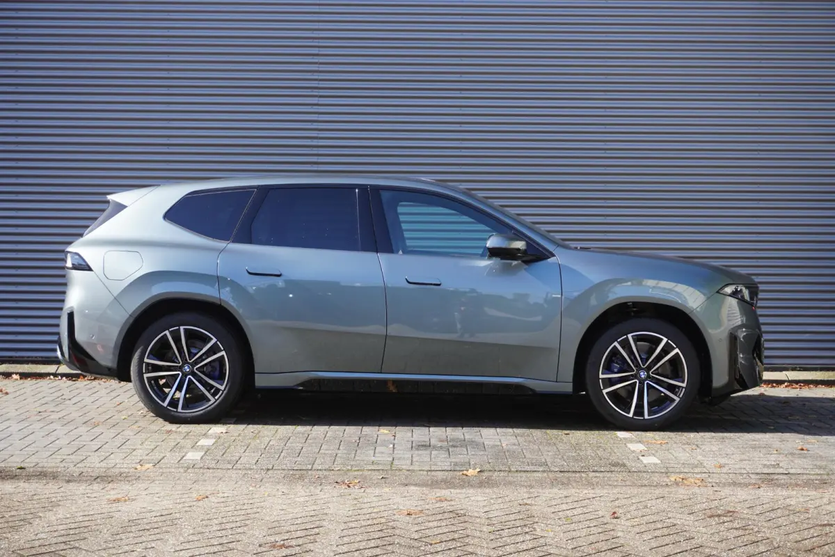 40 eDrive | M Sportpakket | Innovation Pack | Trekhaak met elektrisch wegklapbare kogel | Harman Kardon HiFi Sound system | Driving Assistant Plus | 20 inch LM Dubbelspaak (Styling 1048 M) B