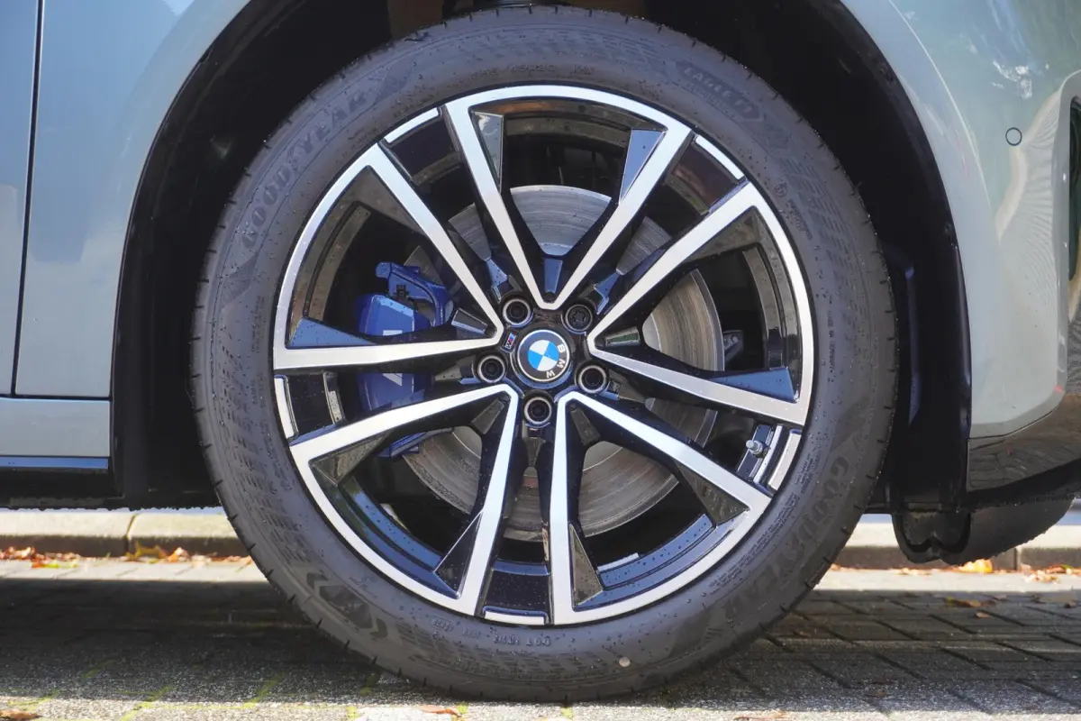 40 eDrive | M Sportpakket | Innovation Pack | Trekhaak met elektrisch wegklapbare kogel | Harman Kardon HiFi Sound system | Driving Assistant Plus | 20 inch LM Dubbelspaak (Styling 1048 M) B