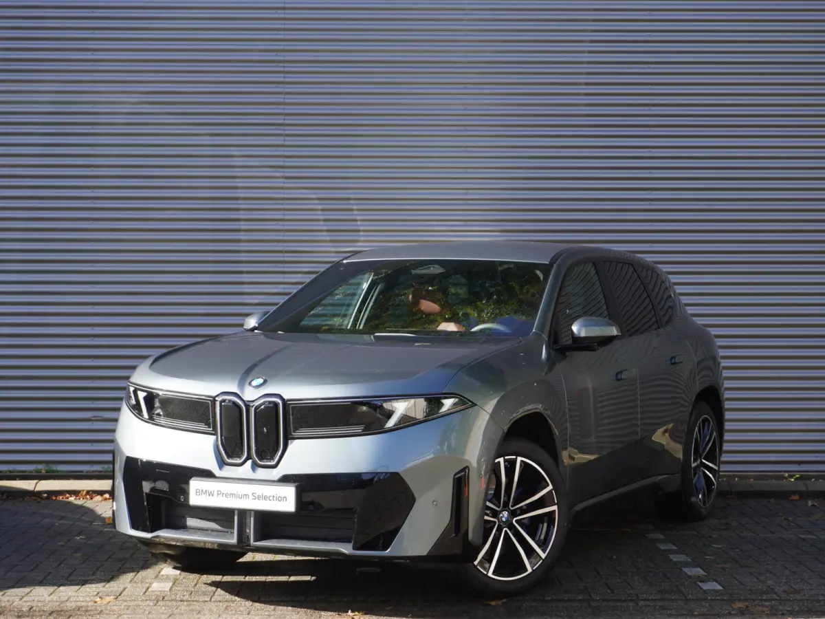 40 eDrive | M Sportpakket | Innovation Pack | Trekhaak met elektrisch wegklapbare kogel | Harman Kardon HiFi Sound system | Driving Assistant Plus | 20 inch LM Dubbelspaak (Styling 1048 M) B