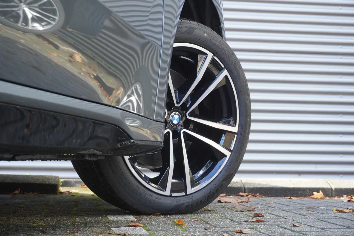40 eDrive | M Sportpakket | Innovation Pack | Trekhaak met elektrisch wegklapbare kogel | Harman Kardon HiFi Sound system | Driving Assistant Plus | 20 inch LM Dubbelspaak (Styling 1048 M) B