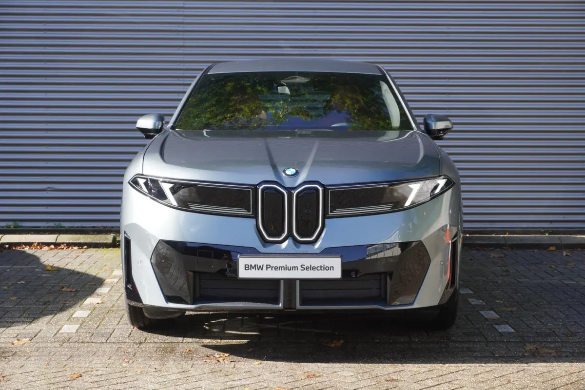 40 eDrive | M Sportpakket | Innovation Pack | Trekhaak met elektrisch wegklapbare kogel | Harman Kardon HiFi Sound system | Driving Assistant Plus | 20 inch LM Dubbelspaak (Styling 1048 M) B