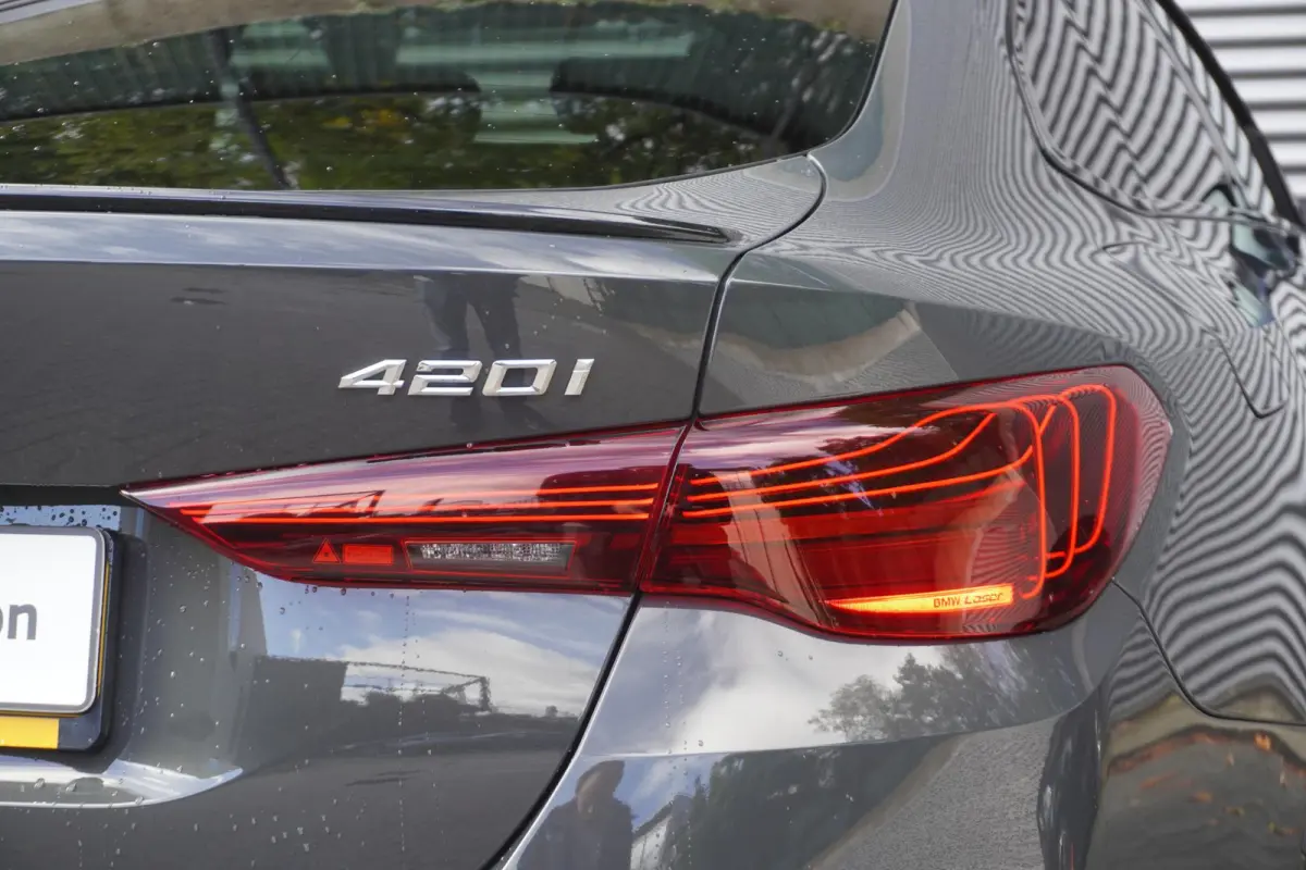 420i M Sportpakket Pro | Innovation Pack | Comfort Pack | Elektrisch bediend glazen schuif-/kanteldak | Active Cruise Control | HiFi System
