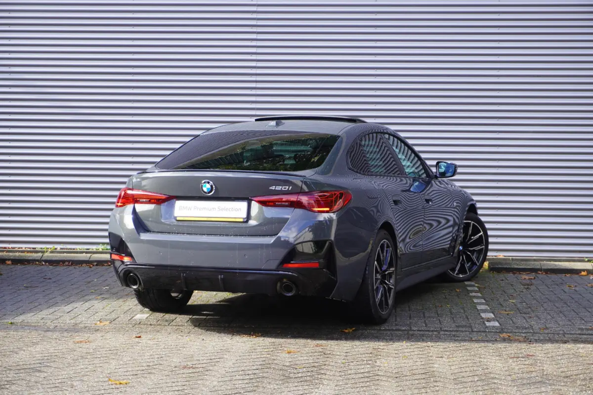 420i M Sportpakket Pro | Innovation Pack | Comfort Pack | Elektrisch bediend glazen schuif-/kanteldak | Active Cruise Control | HiFi System