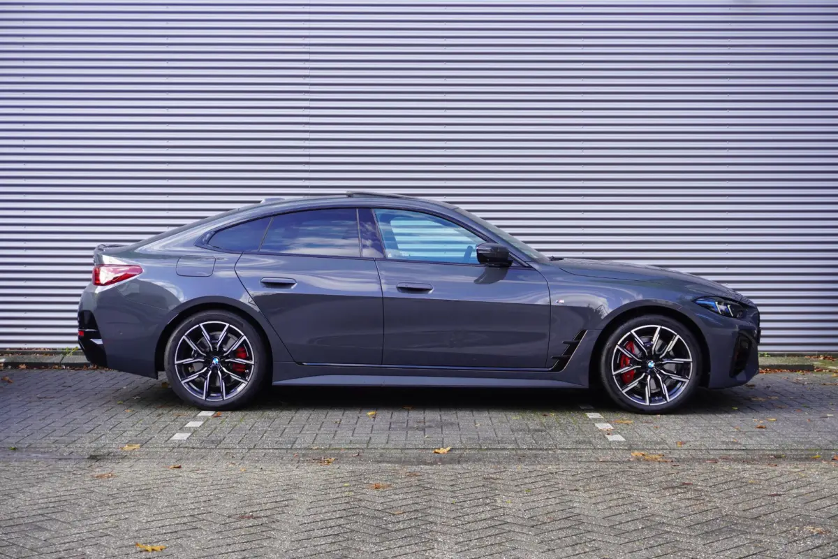 420i M Sportpakket Pro | Innovation Pack | Comfort Pack | Elektrisch bediend glazen schuif-/kanteldak | Active Cruise Control | HiFi System
