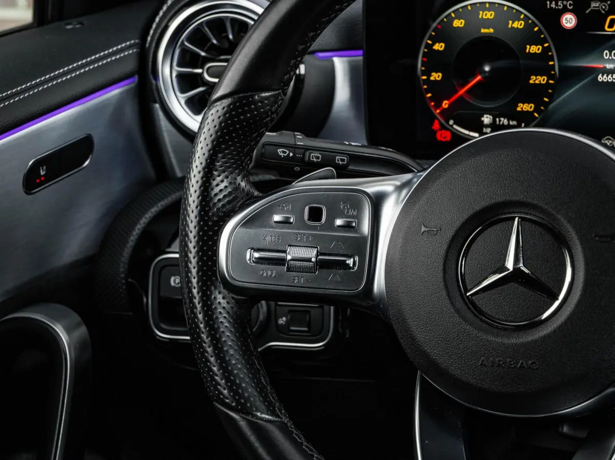 200 AMG Night Edition 163 PK | Panoramadak | Sfeerverlichting | Distronic Plus | Multibeam LED | Apple CarPlay/Android Auto | 18"