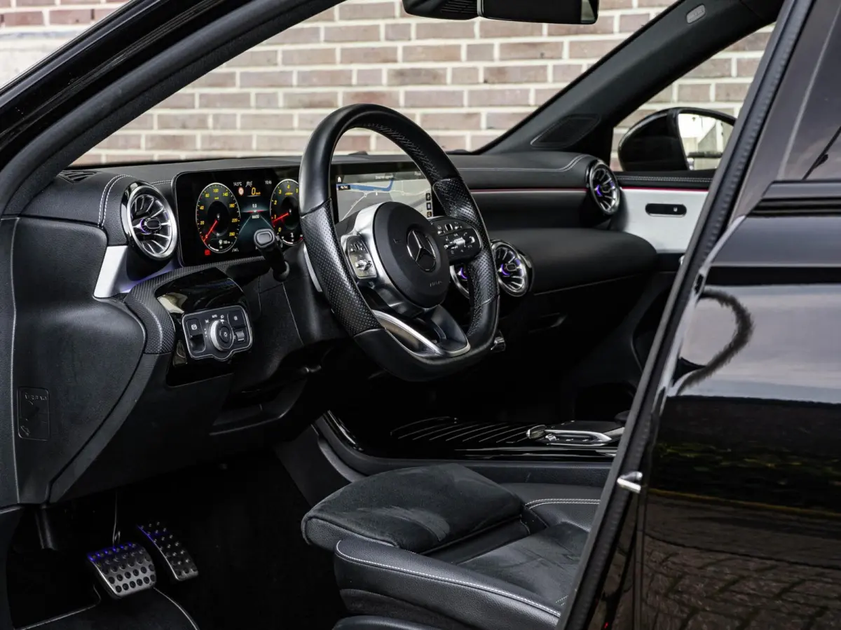 200 AMG Night Edition 163 PK | Panoramadak | Sfeerverlichting | Distronic Plus | Multibeam LED | Apple CarPlay/Android Auto | 18"