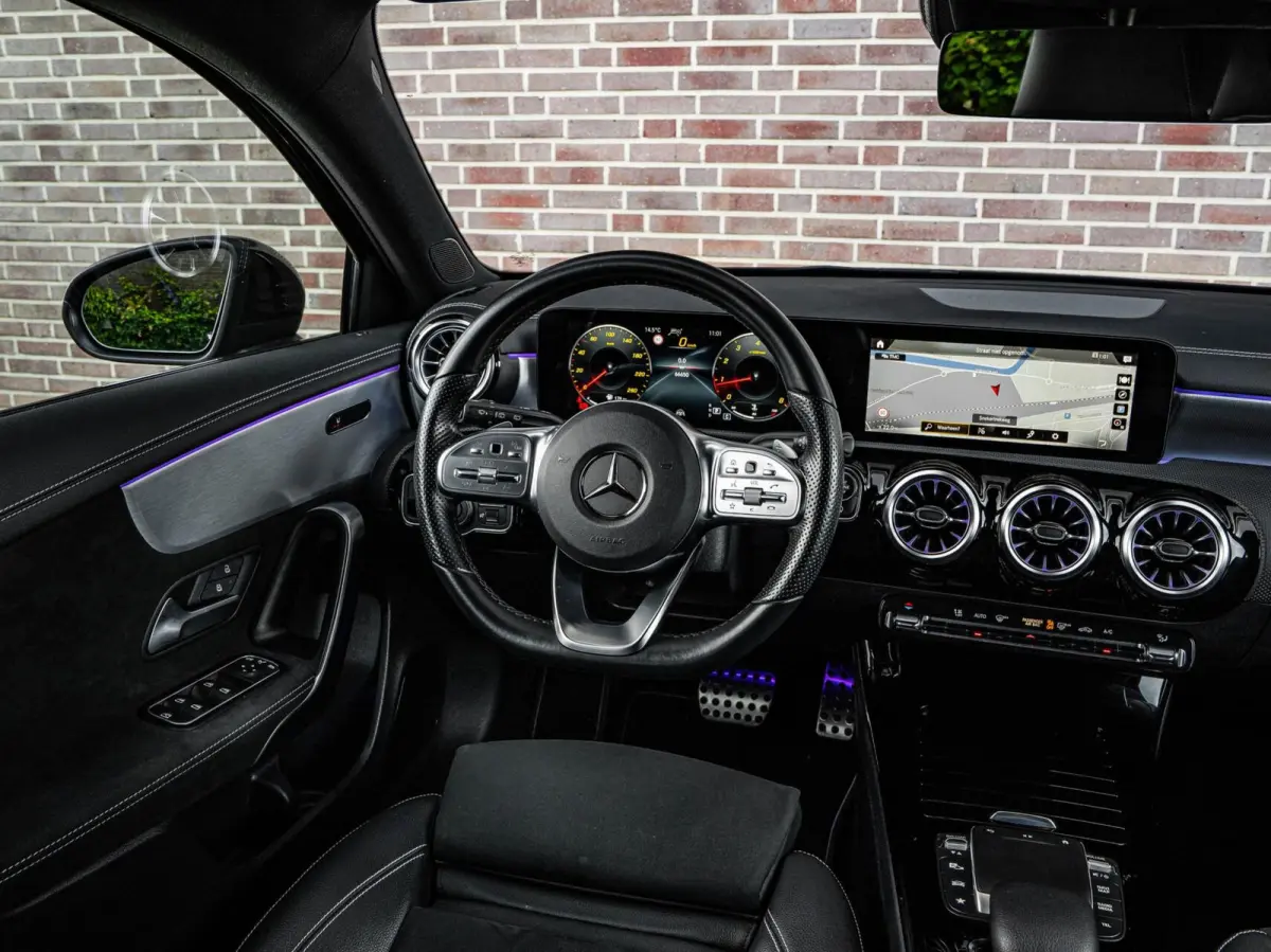 200 AMG Night Edition 163 PK | Panoramadak | Sfeerverlichting | Distronic Plus | Multibeam LED | Apple CarPlay/Android Auto | 18"