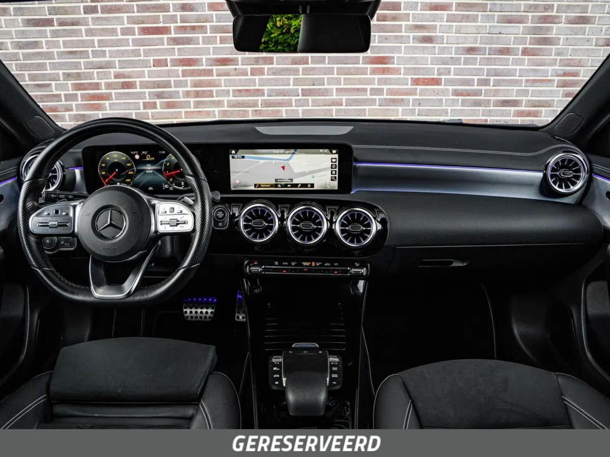 200 AMG Night Edition 163 PK | Panoramadak | Sfeerverlichting | Distronic Plus | Multibeam LED | Apple CarPlay/Android Auto | 18"