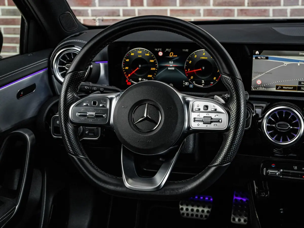 200 AMG Night Edition 163 PK | Panoramadak | Sfeerverlichting | Distronic Plus | Multibeam LED | Apple CarPlay/Android Auto | 18"