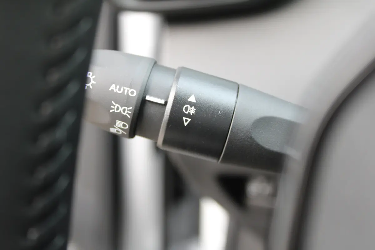 Envy | Active Safety Brake met camera en radar (automatisch noodremsysteem) met Distance Alert (waarschuwing dreigende aanrijding) | Advanced Active Safety Brake met camera en radar | Climat