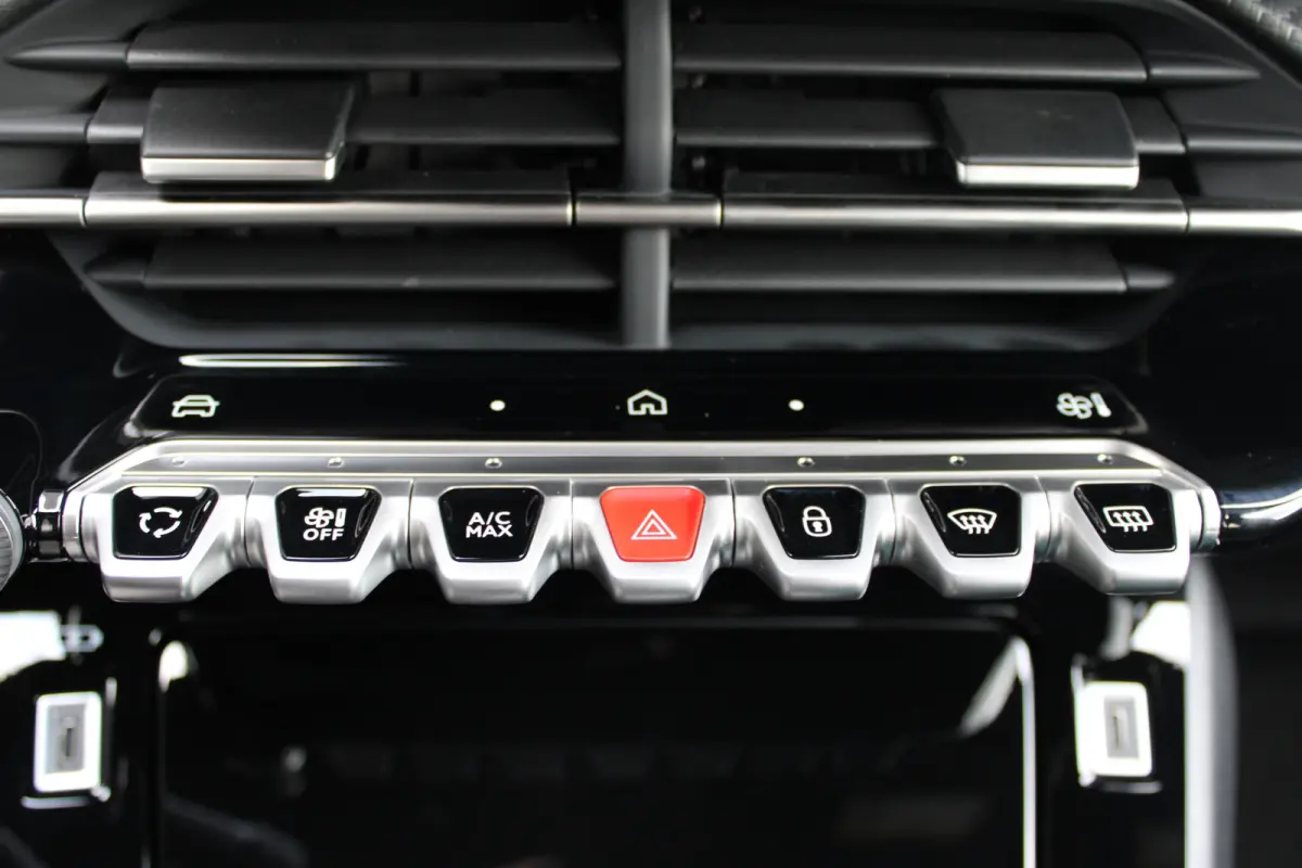 Envy | Active Safety Brake met camera en radar (automatisch noodremsysteem) met Distance Alert (waarschuwing dreigende aanrijding) | Advanced Active Safety Brake met camera en radar | Climat