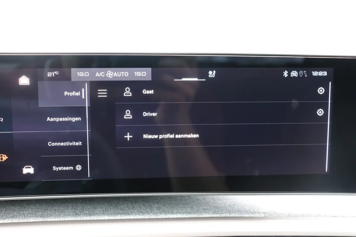GT Exclusive | Adaptieve cruise control met Stop&Go functie | Elektrische parkeerrem | Extra getinte achterste zijruiten en achterruit