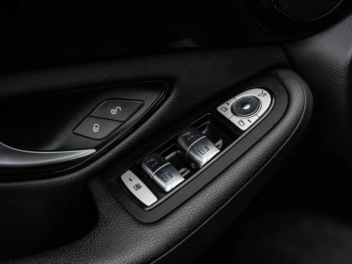 200 Business Solution Facelift | Panoramadak | Leder | Camera | Stoelverwarming | LED | Apple Carplay/Android Auto | Dealeronderhouden