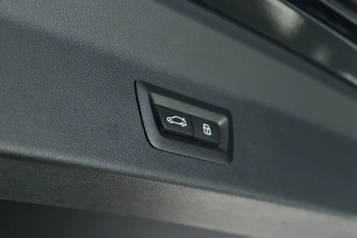 xDrive20i M-Sport Business Edition Plus | Cruise Control | Schuifdak | Camera | Stoelverwarming | HiFi | Leder | Navi | Carplay | Climate | Elektr. Klep | Keyless | 20 Inch