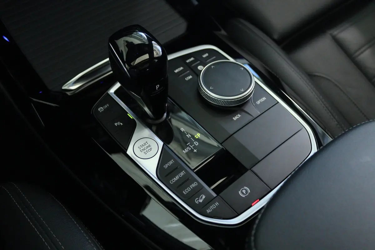 xDrive20i M-Sport Business Edition Plus | Cruise Control | Schuifdak | Camera | Stoelverwarming | HiFi | Leder | Navi | Carplay | Climate | Elektr. Klep | Keyless | 20 Inch