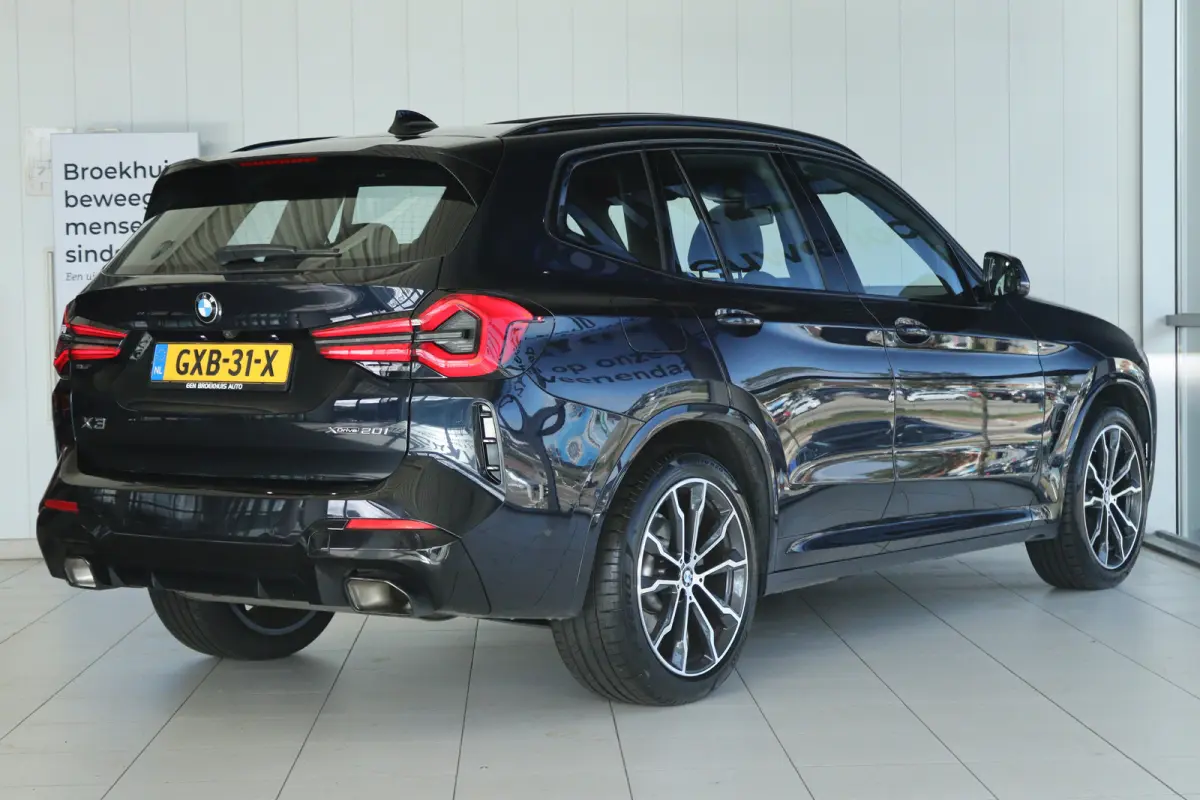 xDrive20i M-Sport Business Edition Plus | Cruise Control | Schuifdak | Camera | Stoelverwarming | HiFi | Leder | Navi | Carplay | Climate | Elektr. Klep | Keyless | 20 Inch