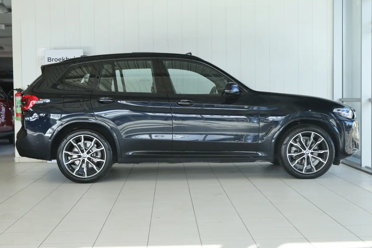 xDrive20i M-Sport Business Edition Plus | Cruise Control | Schuifdak | Camera | Stoelverwarming | HiFi | Leder | Navi | Carplay | Climate | Elektr. Klep | Keyless | 20 Inch
