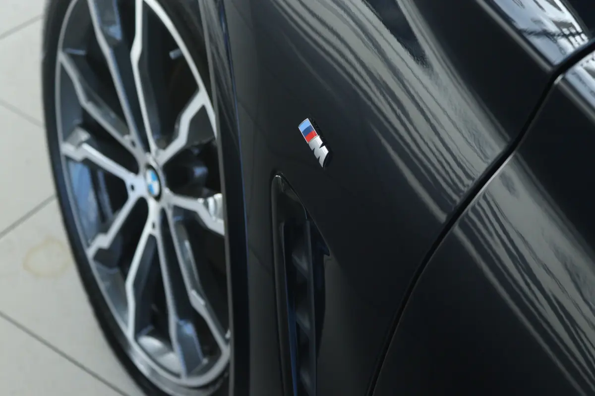 xDrive20i M-Sport Business Edition Plus | Cruise Control | Schuifdak | Camera | Stoelverwarming | HiFi | Leder | Navi | Carplay | Climate | Elektr. Klep | Keyless | 20 Inch