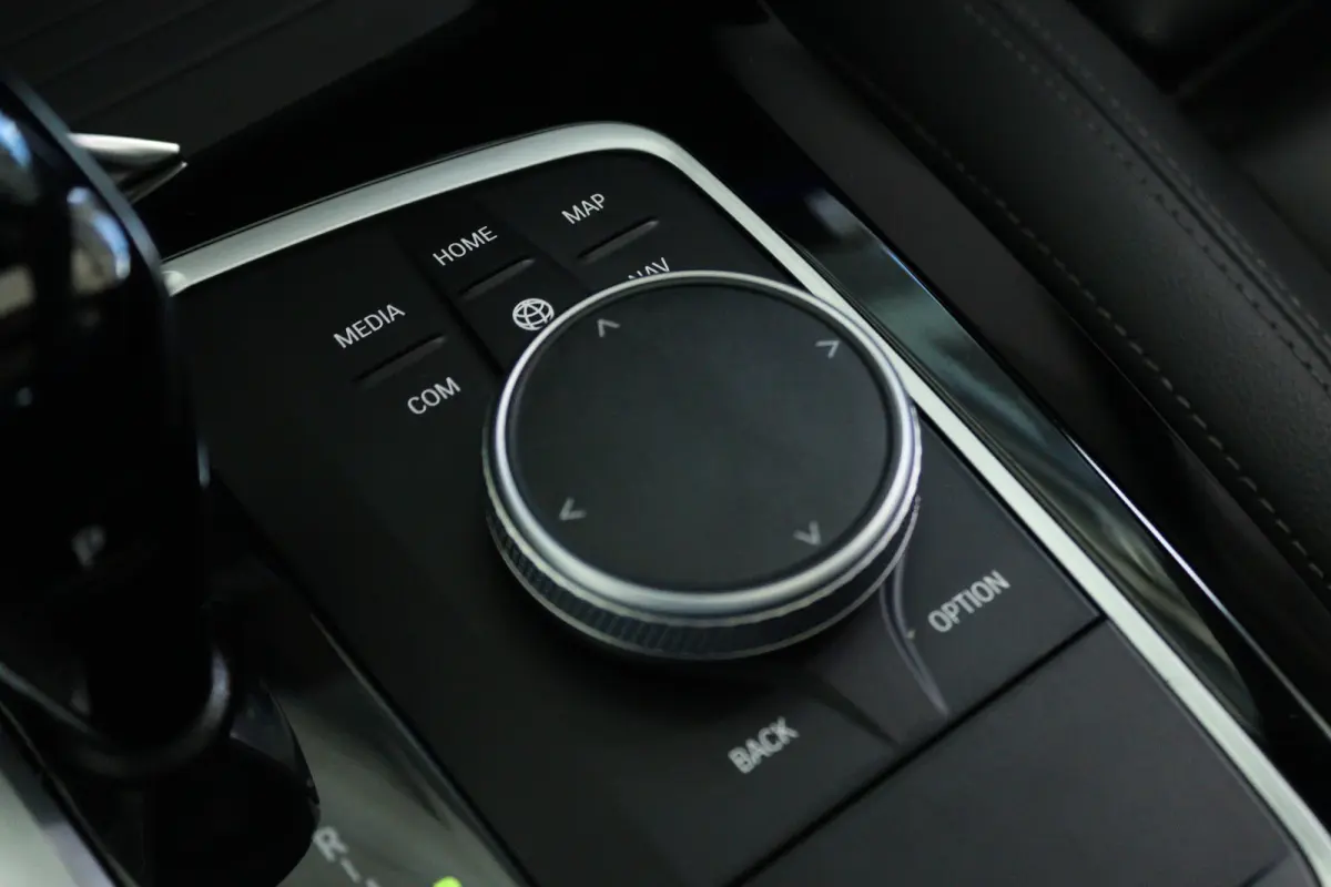 xDrive20i M-Sport Business Edition Plus | Cruise Control | Schuifdak | Camera | Stoelverwarming | HiFi | Leder | Navi | Carplay | Climate | Elektr. Klep | Keyless | 20 Inch