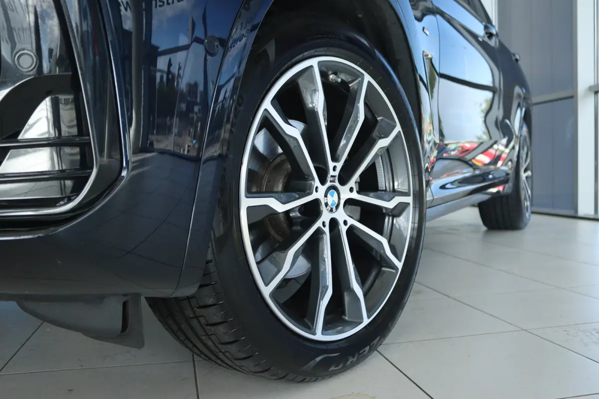 xDrive20i M-Sport Business Edition Plus | Cruise Control | Schuifdak | Camera | Stoelverwarming | HiFi | Leder | Navi | Carplay | Climate | Elektr. Klep | Keyless | 20 Inch