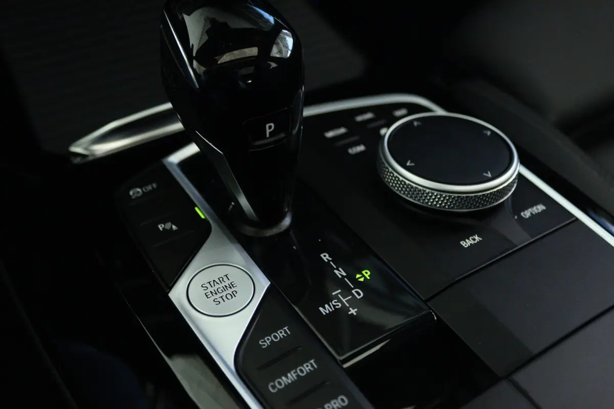 xDrive20i M-Sport Business Edition Plus | Cruise Control | Schuifdak | Camera | Stoelverwarming | HiFi | Leder | Navi | Carplay | Climate | Elektr. Klep | Keyless | 20 Inch