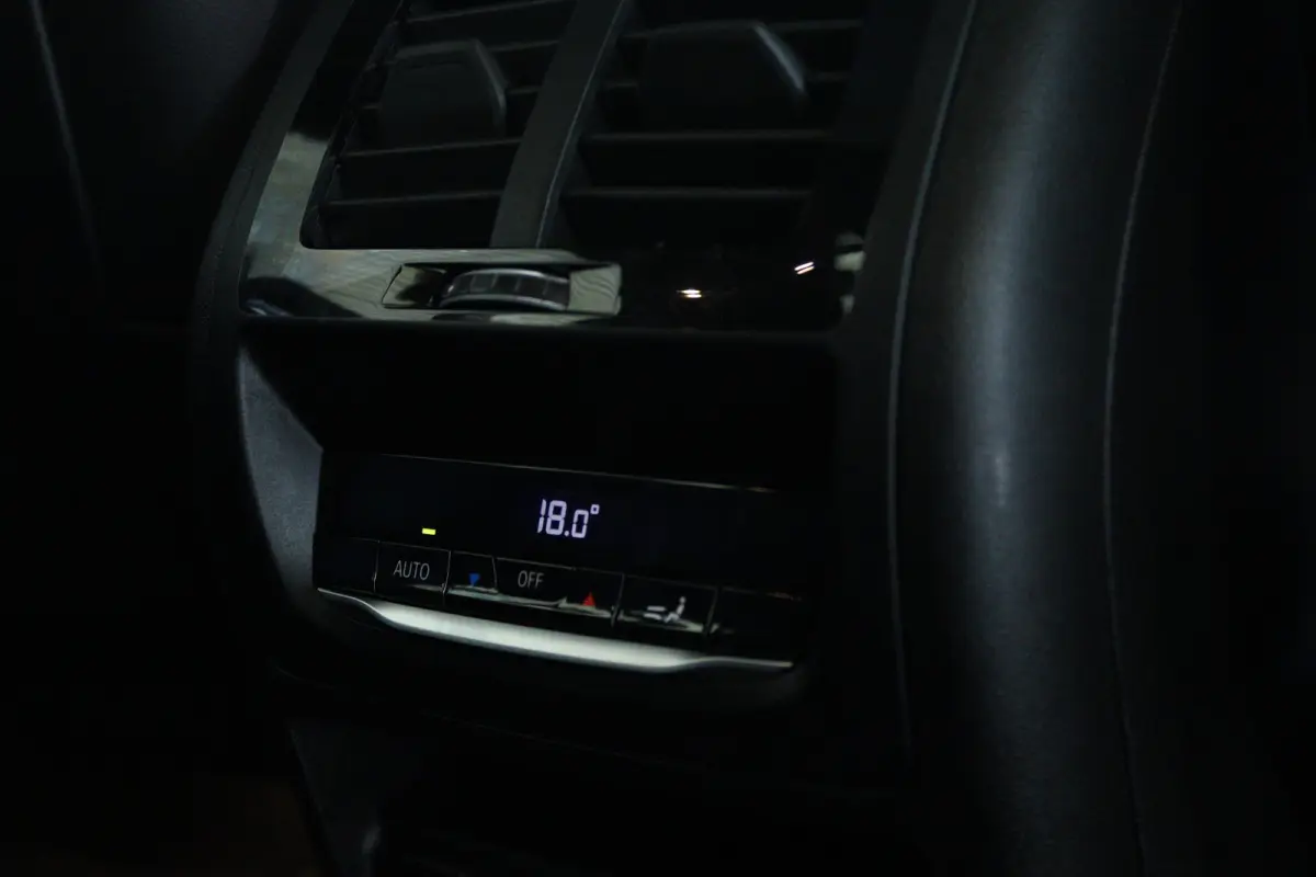 xDrive20i M-Sport Business Edition Plus | Cruise Control | Schuifdak | Camera | Stoelverwarming | HiFi | Leder | Navi | Carplay | Climate | Elektr. Klep | Keyless | 20 Inch