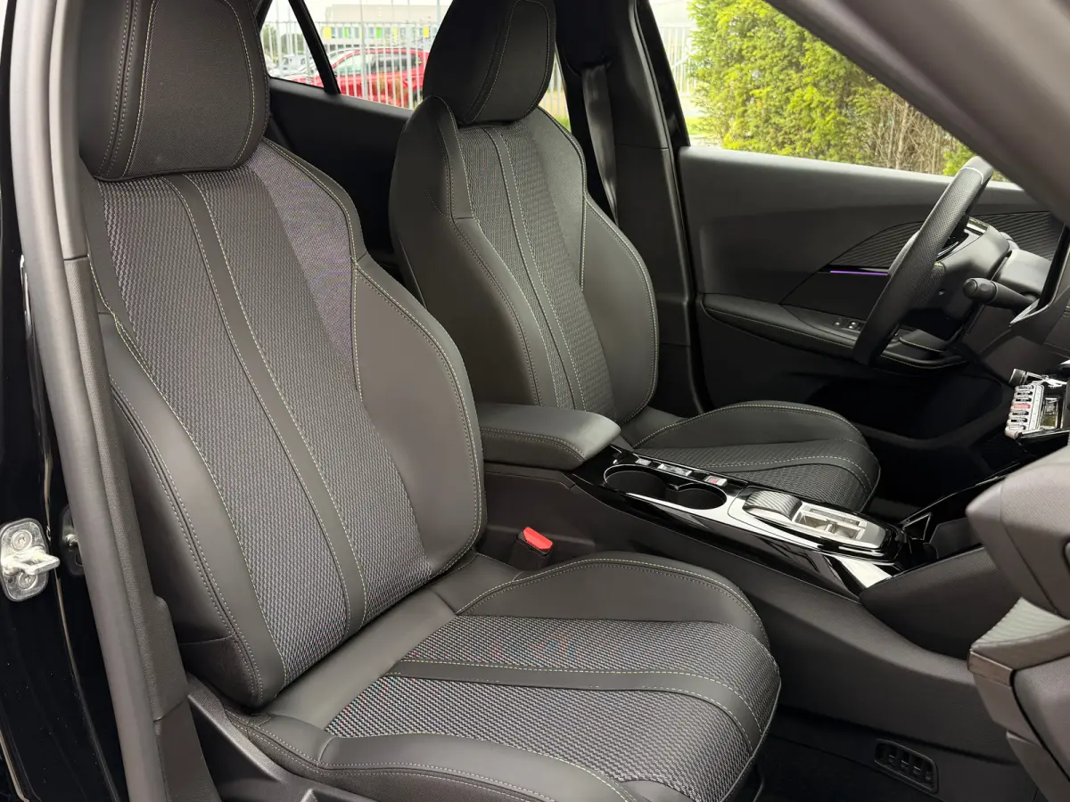 GT 1.2 Hybrid VOORRAADACTIE | 8 JAAR FABRIEKSGARANTIE  | 17'' Lichtmetalen velgen KARAKOY | Climate Control | Extra getinte achterste zijruiten en achterruit