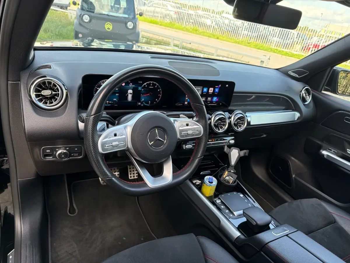 180 Premium AMG-Line | Cruise Control | Schuifdak | Trekhaak | Stoelverwarming | Sfeerverlichting | Burmester | Widescreen | Navi | Alcantara | Climate