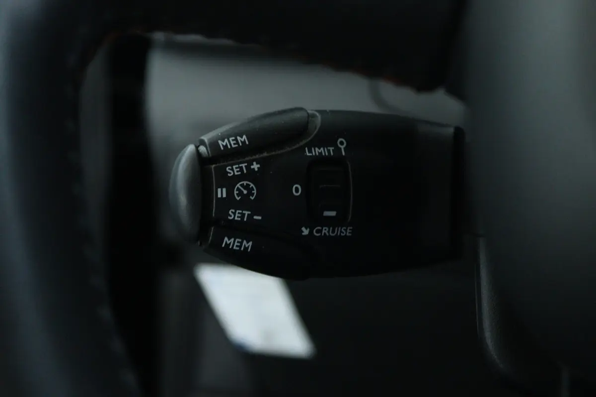 1.2 81PK Shine | Cruise Control | Trekhaak | Camera | Navigatie | Carplay | Climate | Getint glas |