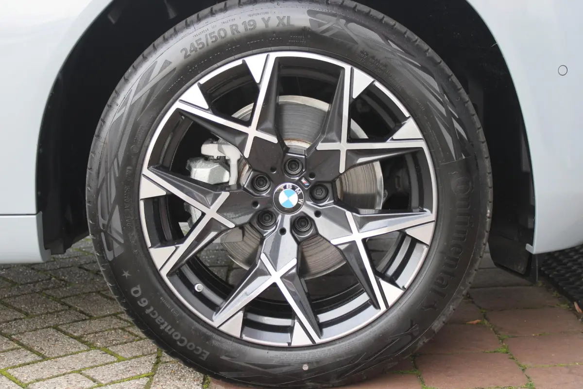 30e xDRIVE M-SPORT 299PK | M-SPORTPAKKET 337 MET O.A. M AERODYNAMICA PAKKET - SHADOWLINE RAAMOMLIJSTING - M-SPORT ONDERSTEL - M-INTERIEUR PAKKET - VEGANZA LEDEREN BEKLEDING - M-SPORT INTERIE