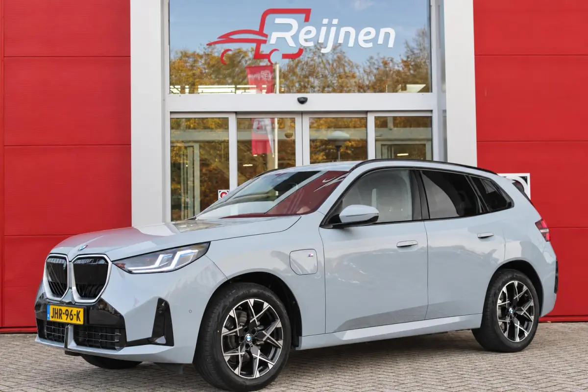30e xDRIVE M-SPORT 299PK | M-SPORTPAKKET 337 MET O.A. M AERODYNAMICA PAKKET - SHADOWLINE RAAMOMLIJSTING - M-SPORT ONDERSTEL - M-INTERIEUR PAKKET - VEGANZA LEDEREN BEKLEDING - M-SPORT INTERIE