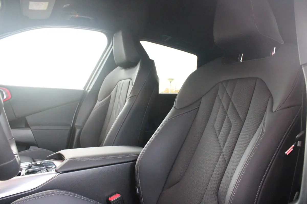 30e xDRIVE M-SPORT 299PK | M-SPORTPAKKET 337 MET O.A. M AERODYNAMICA PAKKET - SHADOWLINE RAAMOMLIJSTING - M-SPORT ONDERSTEL - M-INTERIEUR PAKKET - VEGANZA LEDEREN BEKLEDING - M-SPORT INTERIE