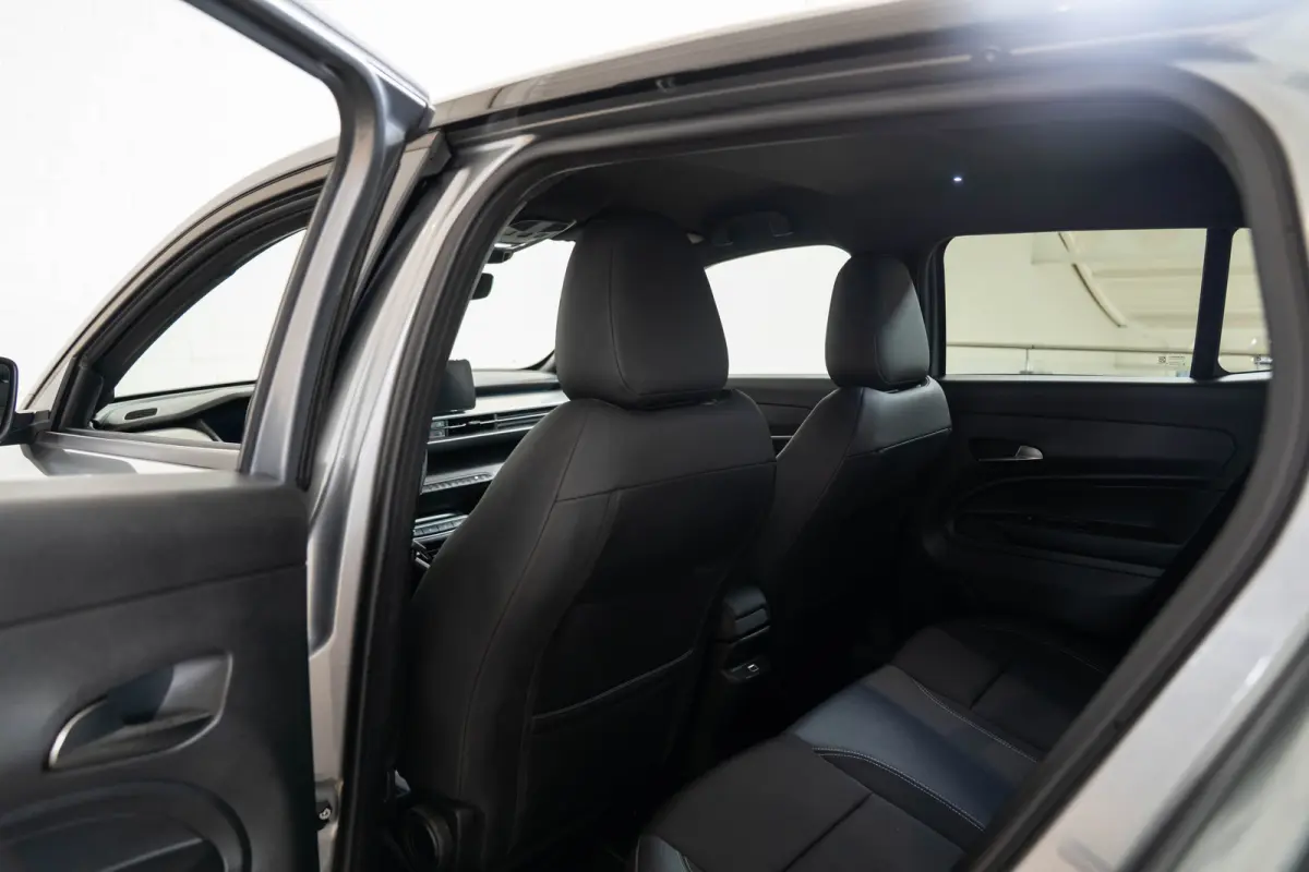 Summit 54 kWh | Tot 8 Jaar Garantie | Warmtepomp | Navigatie | Stoelverwarming | Verwarmd Voorraam | Apple Carplay & Android Auto |
