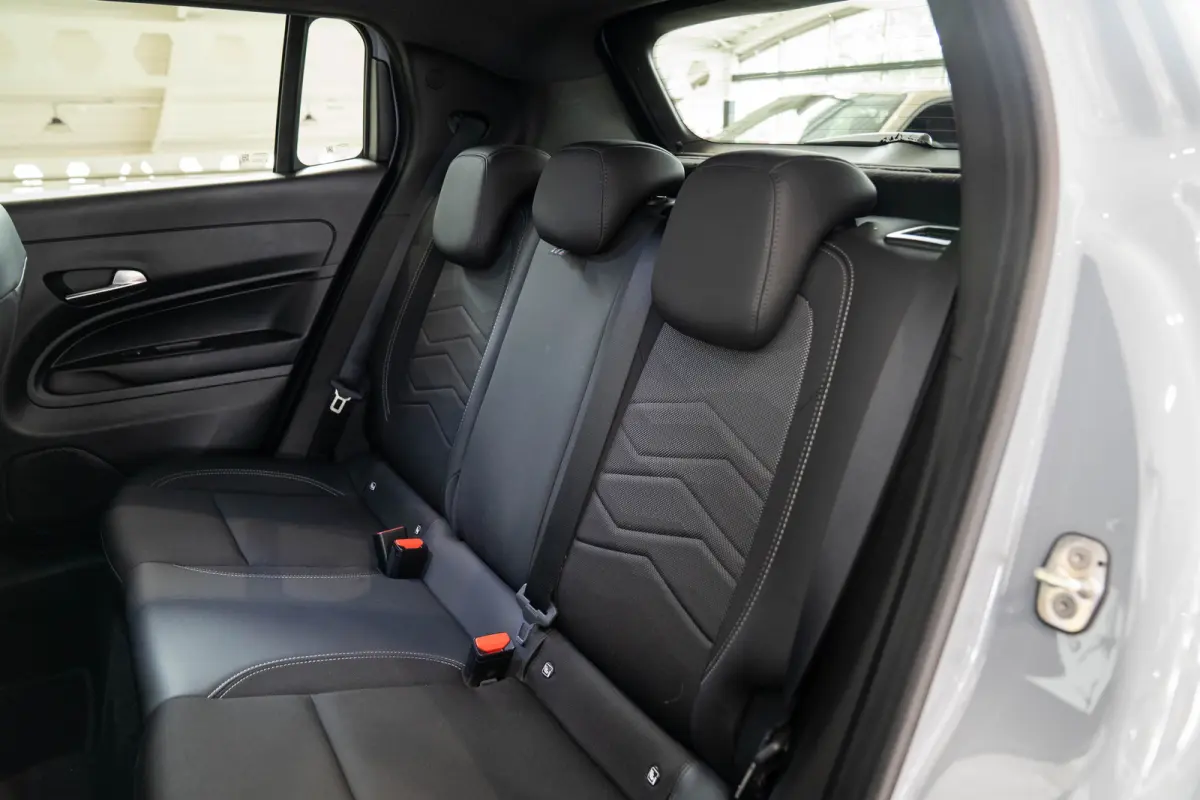54 kWh | Tot 8 Jaar Garantie | Warmtepomp | Navigatie | Stoelverwarming | Verwarmd Voorraam | Apple Carplay & Android Auto |