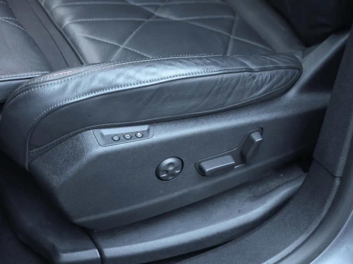 1.6 PureTech Executive 2e eigenaar | Rivoli | Nappaleder + Stoelverwarming | Schuifdak Panorama | 19" LMV | Carplay Android Auto