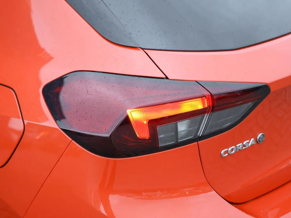 Elegance 50kWh | 1ste eigenaar | ACCU 90% | Winterpakket | Parkeersensoren | LEER/Stof | 17"LMV | AppleCarPlay/Android | AUTOMAAT