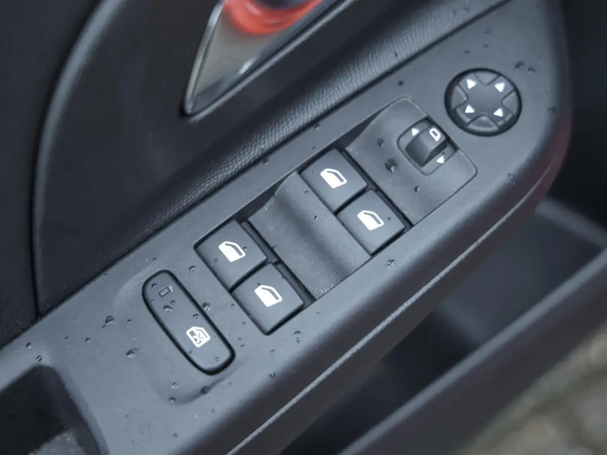 Elegance 50kWh | 1ste eigenaar | ACCU 90% | Winterpakket | Parkeersensoren | LEER/Stof | 17"LMV | AppleCarPlay/Android | AUTOMAAT