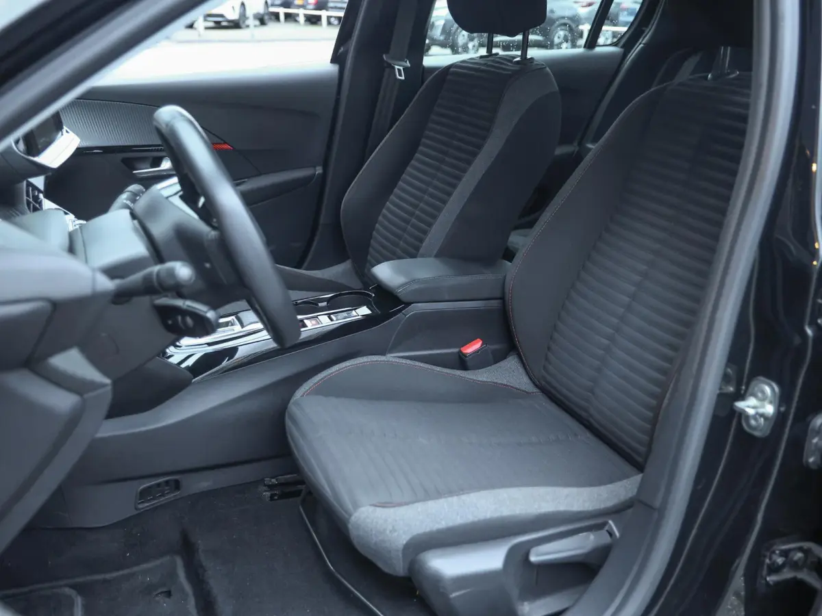 Active Pack 50kWh | 1ste eigenaar | ACCU 93% | Stoelverwarming | Parkeersensoren | Navigatie | AUTOMAAT