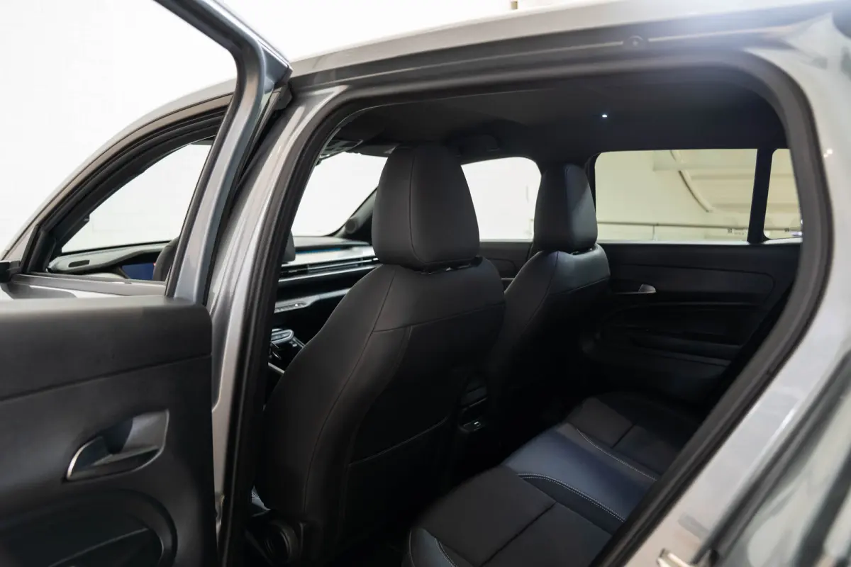 Summit 54 kWh | Tot 8 Jaar Garantie | Warmtepomp | Navigatie | Stoelverwarming | Verwarmd Voorraam | Apple Carplay & Android Auto |