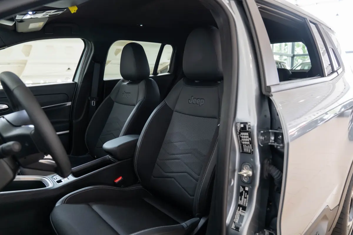 Summit 54 kWh | Tot 8 Jaar Garantie | Warmtepomp | Navigatie | Stoelverwarming | Verwarmd Voorraam | Apple Carplay & Android Auto |