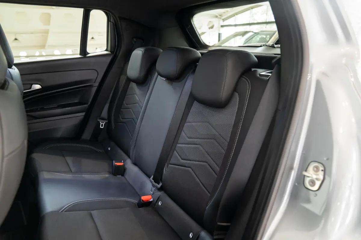Summit 54 kWh | Tot 8 Jaar Garantie | Warmtepomp | Navigatie | Stoelverwarming | Verwarmd Voorraam | Apple Carplay & Android Auto |