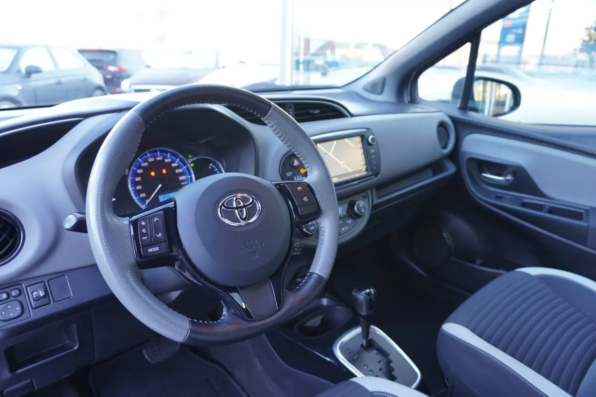 1.5 Hybrid Dynamic Bi-Tone Automaat | Navigatie | Elek. pakket | Camera | Vol opties | Inruil mogelijk