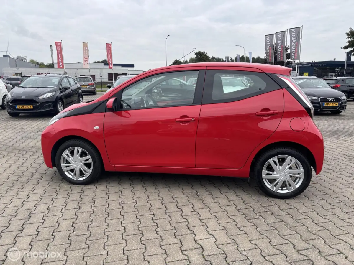 1.0 VVT-i x-play camera navi cruise co