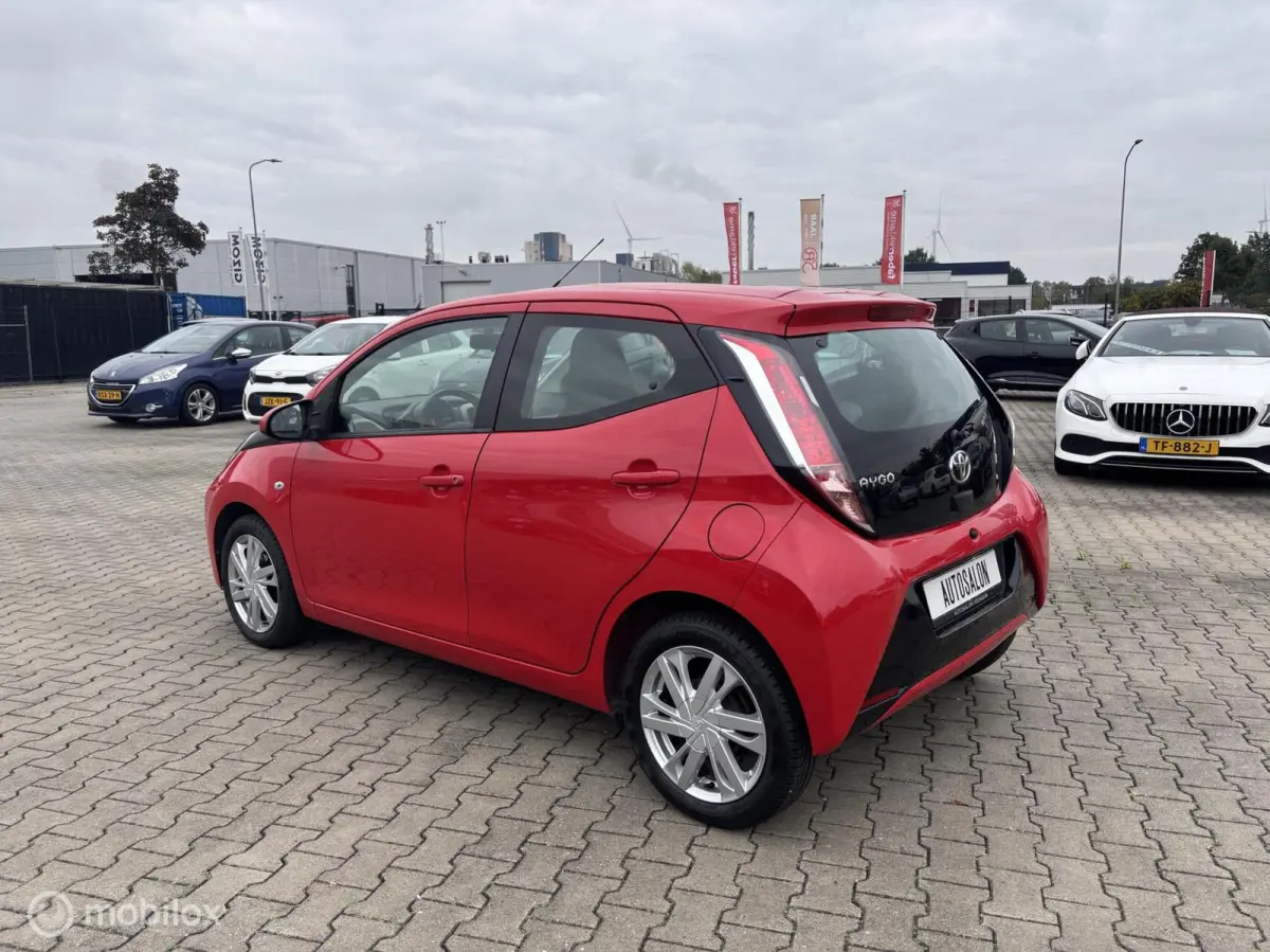 1.0 VVT-i x-play camera navi cruise co